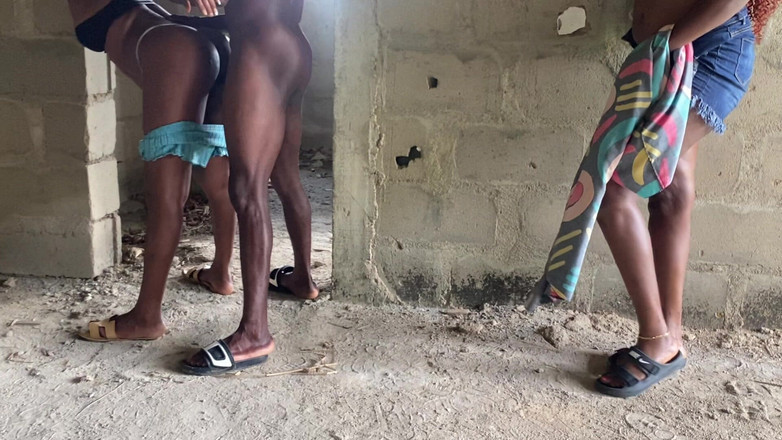 Pretty Pussy Studio: 元恋人が未完成の建物で彼女と一緒に驚かせてくれた