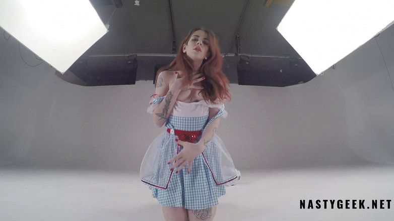 PurefilmsTv: Nadržená Alenka v říši divů dostane striptýz a stříká do kamery