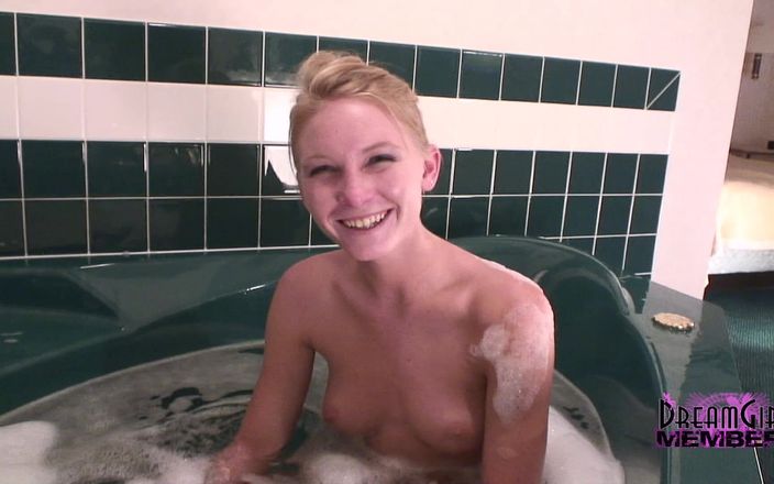 Dream Girls: Prim-plan al unei blonde drăguțe care ejaculează de la vibratorul...