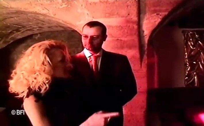 Battle of the asses and pussies: Francouzské swingers sexuálního klubu.