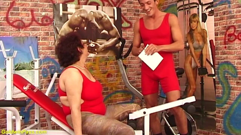 Crazy Old Moms: Bunică grasă futută de antrenorul ei de fitness