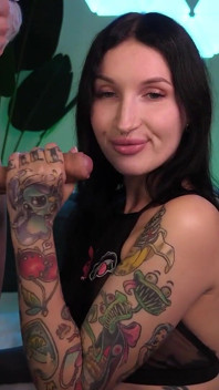 Schlampiger tiefer blowjob für einen großen schwanz