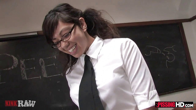 Pissing HD: Satine Phoenix被尿得湿透时达到高潮