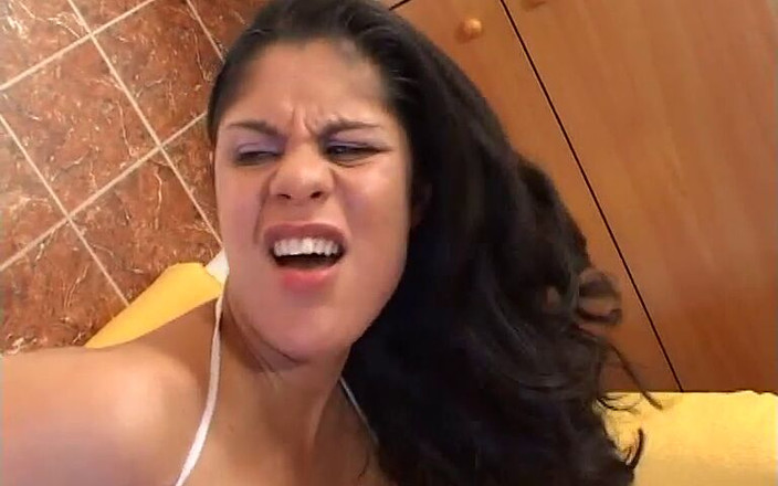 FoxyMedia: Enceinte, joli visage, seins affaissés