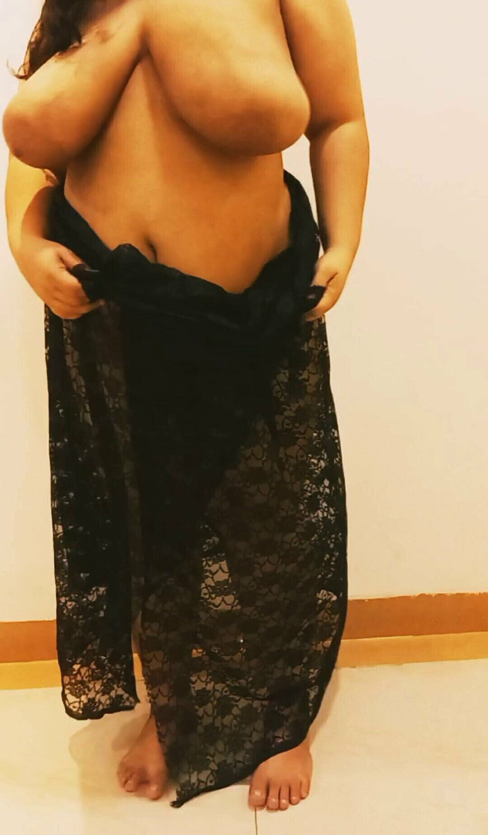 SameerPhunk: Teman wanita miang India melakukan striptis dan twerks untuk teman...