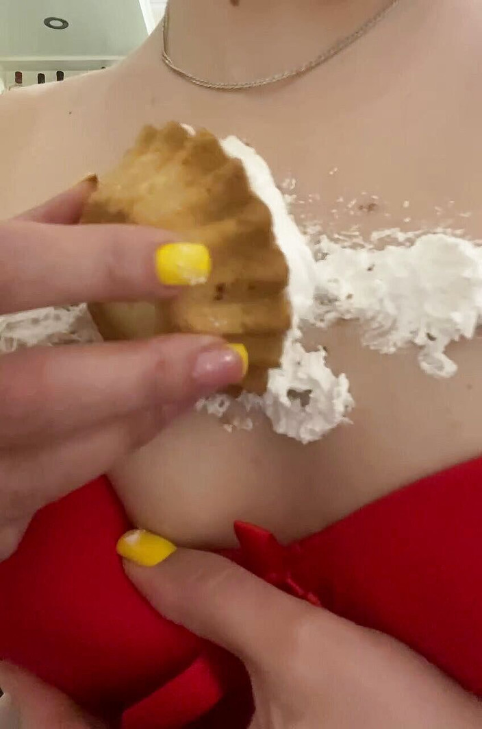 Monnycka: स्तनों पर मीठा कपकेक