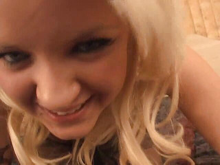 Spungy Gunk Films: Lui Jeska îi place să-și mulțumească pizda rasă cu o jucărie...