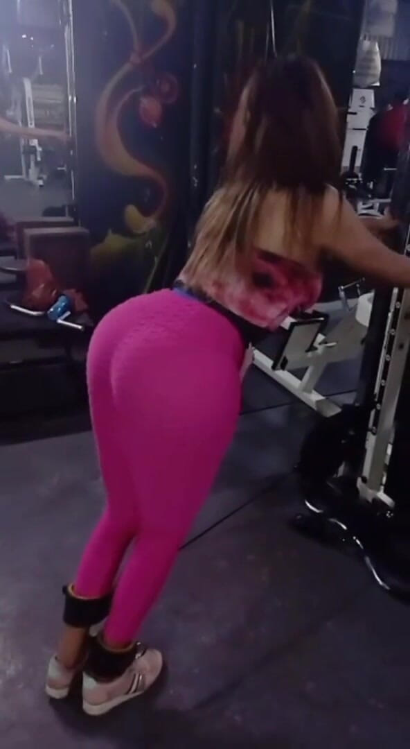 Barbietransxxxx: hot tranny at the gym training her ass to make...