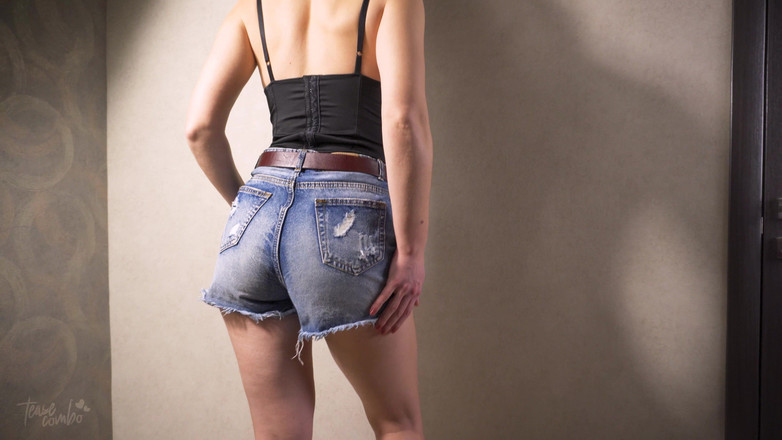 Teasecombo 4K: Amatérská teenagerka škádlí její těsný zadek v džínových šortkách