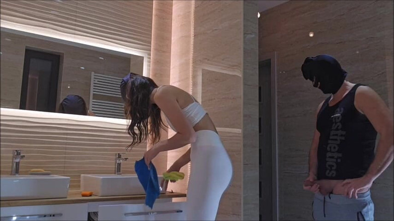 Christi: Tomuto horkému čističi nemůžete odolat ve své koupelně