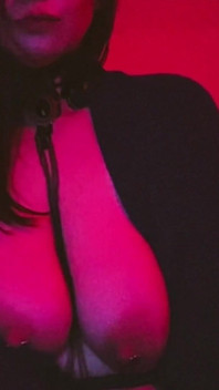 Sexy MILF spielt mit gepiercten möpsen