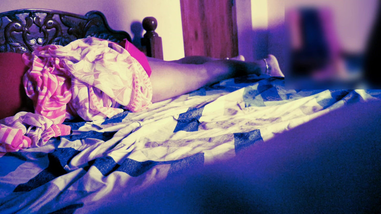 Black & white desicat: Сексуальна індійська тітонька в сарі, соковиті великі груди стискають і смокчуть і пизду жорстко трахають