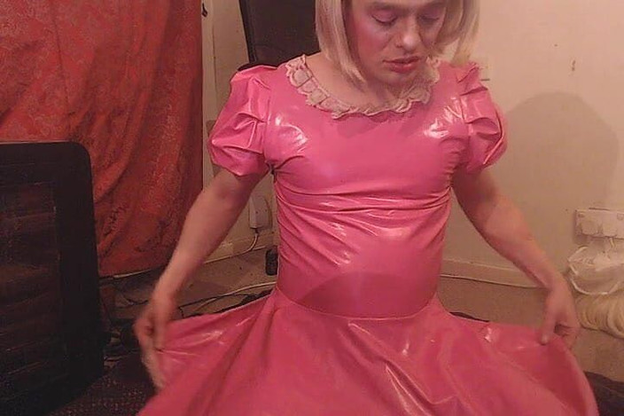 Lilly Disgrace: Жалкий сисси сидит на вибраторе