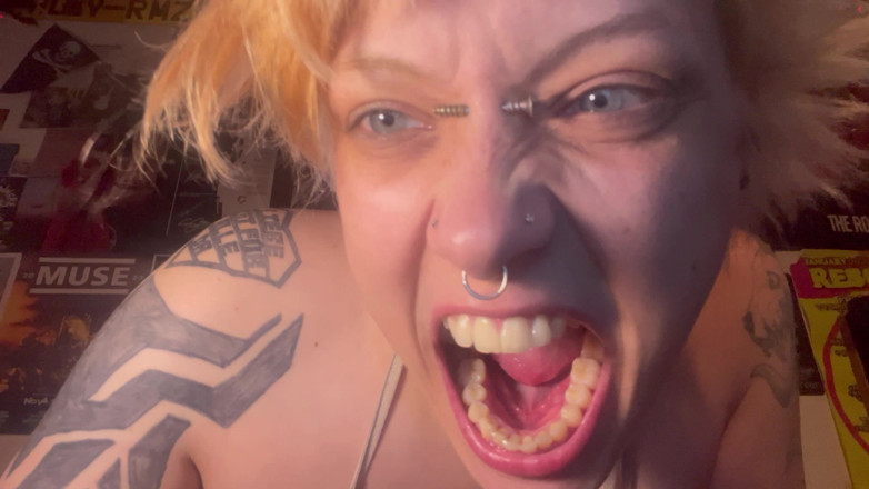 Glitterqueen1999: Une fille gothique n’a pas de bouche de maquillage ! Dents...
