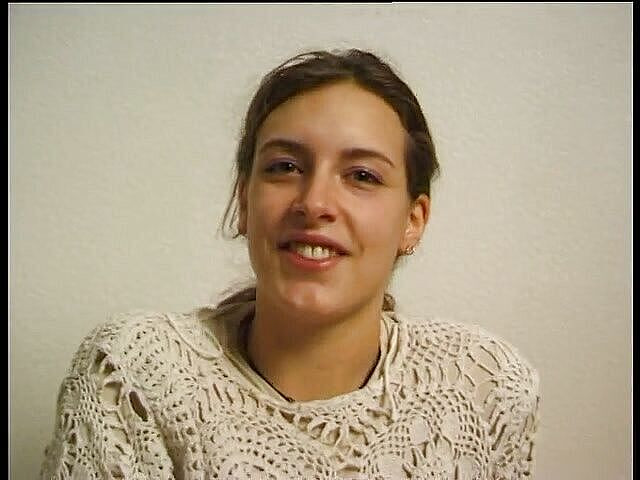 Lucky Wankerz: 彼女の指は彼女の猫を濡らしました