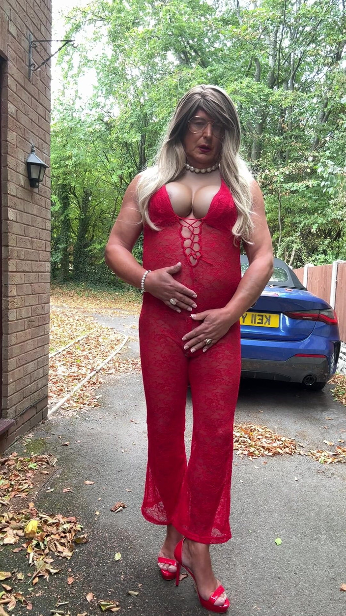 Kellycd2022: Crossdresser seksi Kellycd2022 dalam jumpsuit merah seksi dan tumit