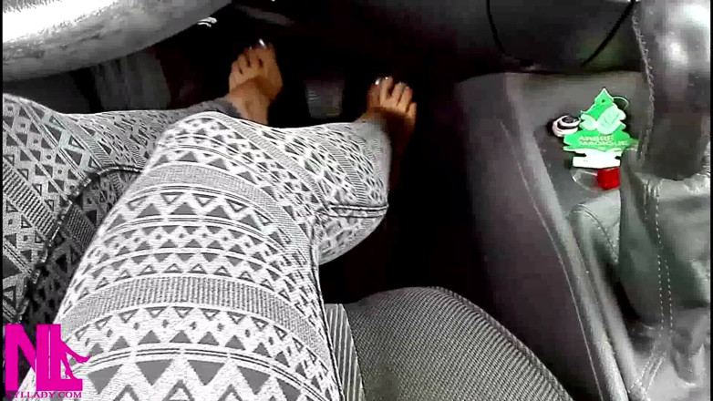 Nyllady: Pedaal pompen in witte sportschoenen en katoenen sokken