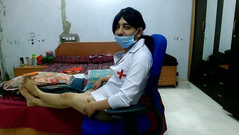 Cute & Nude Crossdresser: Ateşli hemşire banyoda kostümlü seks yapıyor.