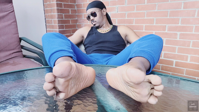 Soft Soleman: Я позволила моим ступням дышать после спортзала (2025)