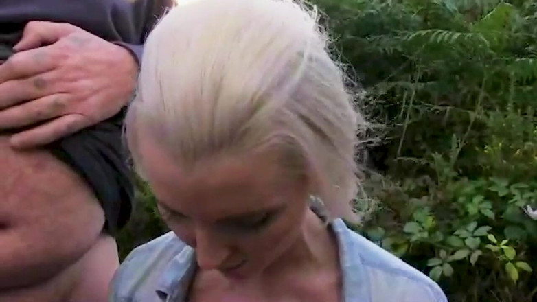 Creampie Clinic: Ragazza Inglese Bionda Pecorina Succhia