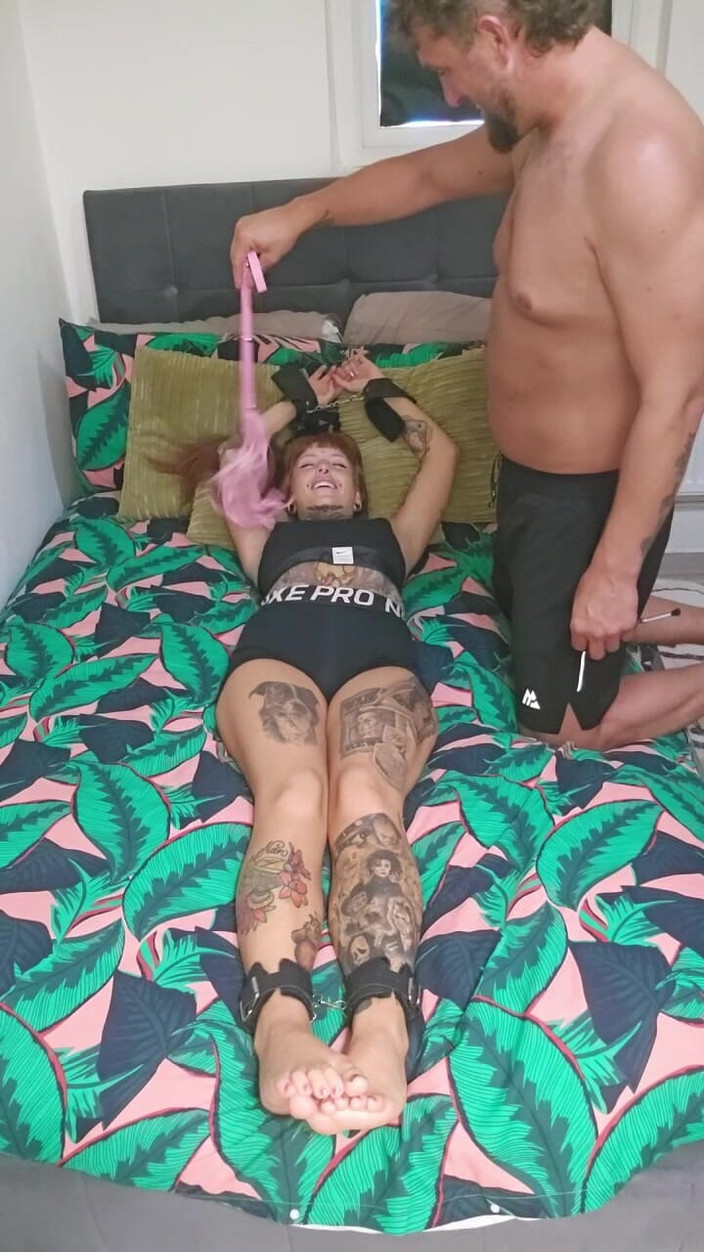 Only Owain: Chatouiller ma copine