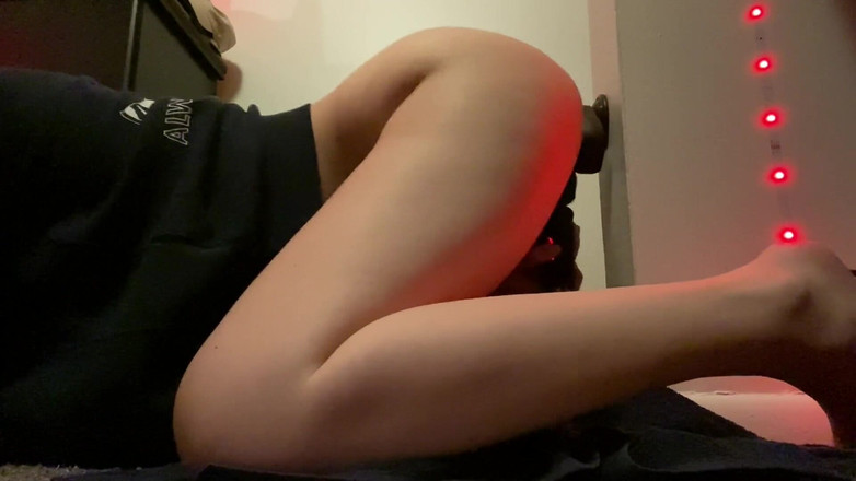 Lane: Náctiletá děvka má orgasmy na 8palcové dildo