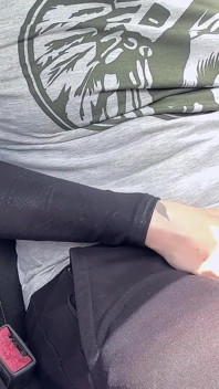 Seksowna towarzyszka podróży dała mi selfie-blowjob z spermą w ustach