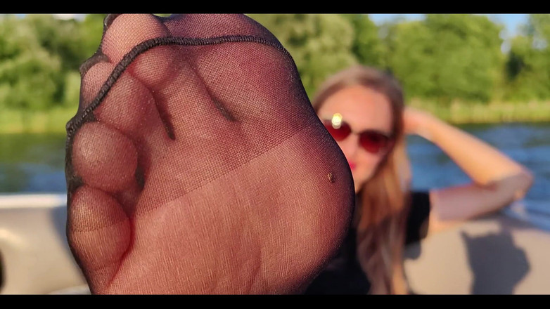 Goddess Lena: Nylonový Brainfuck Na Lodi