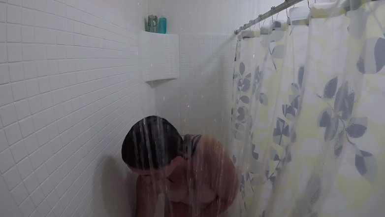 Lizzy Price: Shower time fun while singing