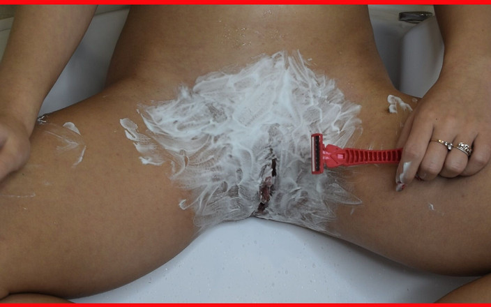 Amelia Queen: ¡Afeitar tu coño con recortador y navaja con espuma de...