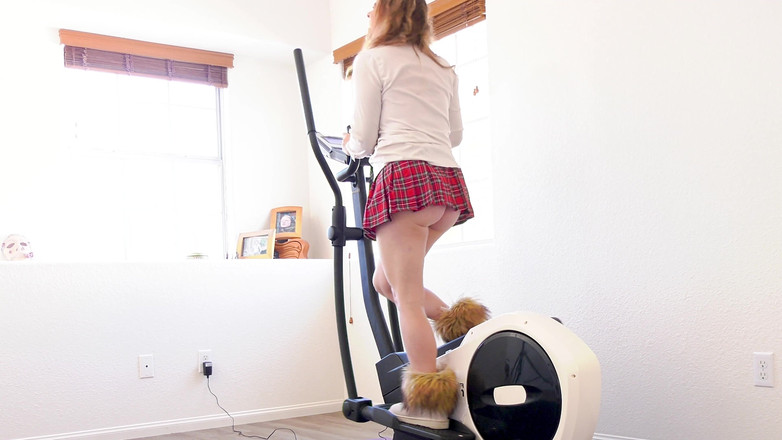 Erin Electra: 继兄弟发现我是一个荡妇，所以我让他随时操我，以保守秘密