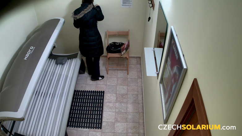 Czech Solarium: České solárium 48: Štíhlá brunetka se roztahuje a předvádí se v soláriu