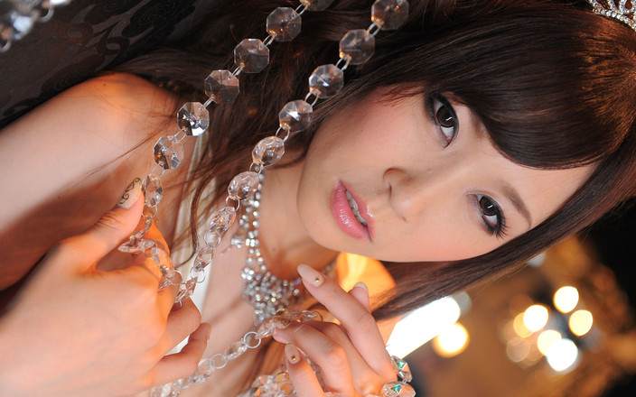 Go Sushi: 性感的日本女孩在4P中被3个热辣的鸡巴想要做爱