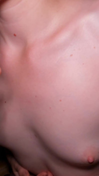 Mamada descuidada, semen en las tetas