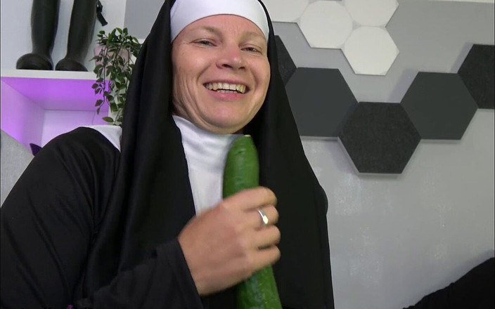 Annika Rose: 修女开车最努力！