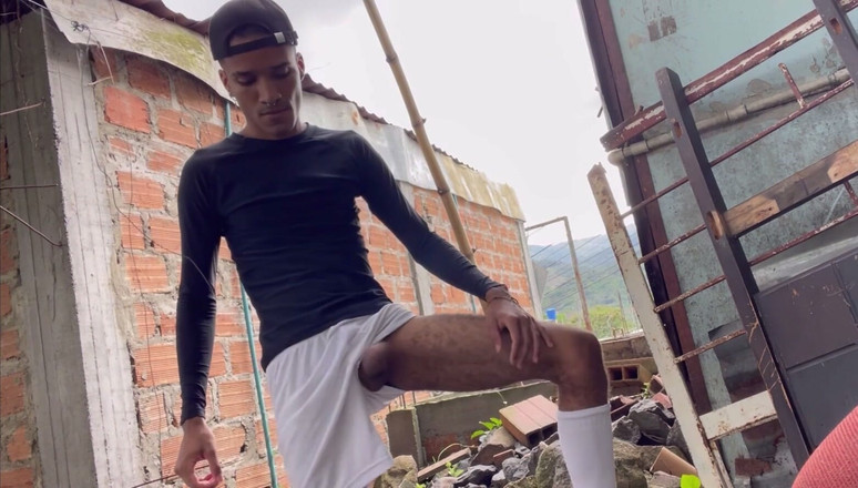 vergar4_daviid: Футболіст закінчує тренуванням, а за покинутим будинком роблять солому