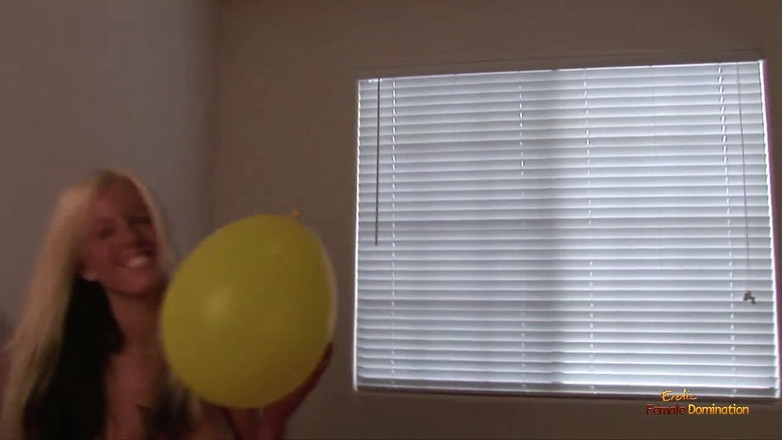 Erotic Female Domination: La sventola bionda padroneggia le sue abilità di cavalcata su...
