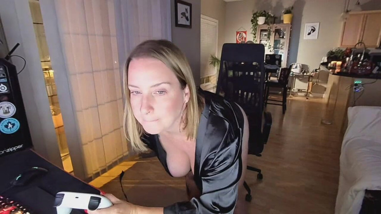 Avril Showers: Streaming in diretta Lui scopa e mi sborra dentro