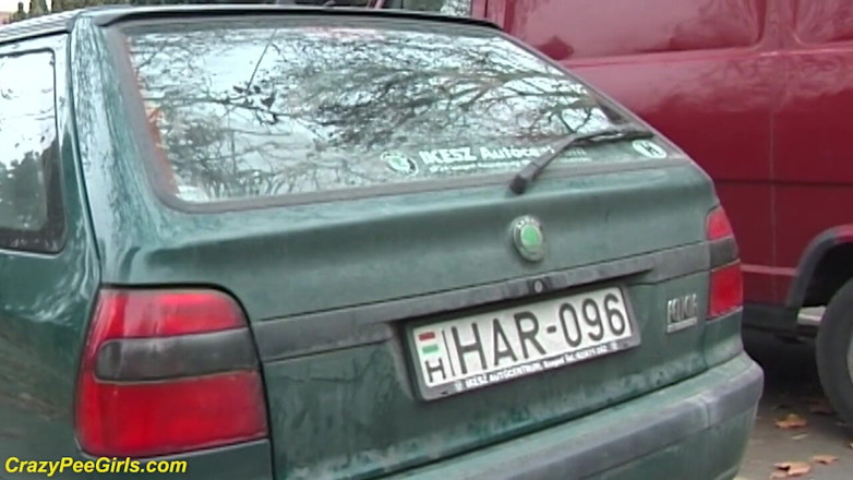 Crazy pee girls: Awek berkencing antara kereta