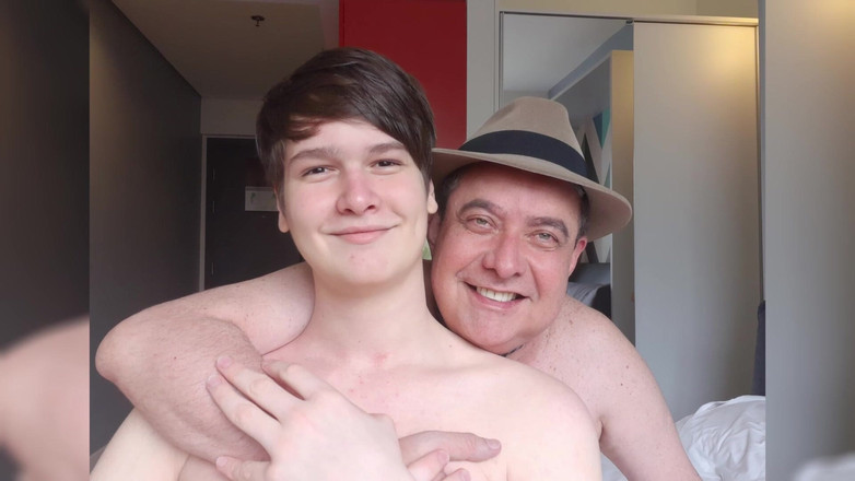 Carlos And Junior: Sexy táta se svléká