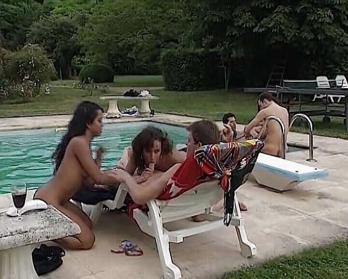 Deutsche Camgirls: Trois superbes nanas allemandes partagent trois bites bien dures dans...