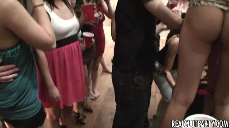 Real Slut Party: Skutečná děvka párty - House party roku cumswap a úklid