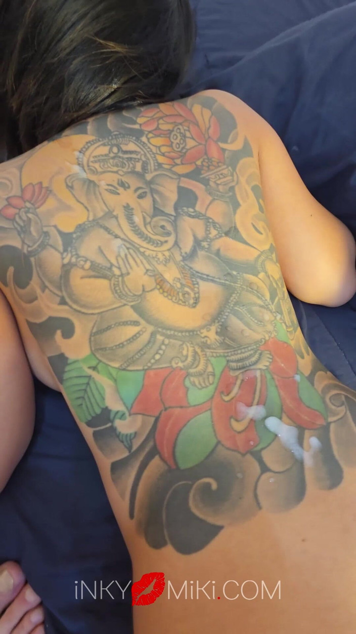 Inky Miki: Follada rápida con gran carga de esperma por la espalda