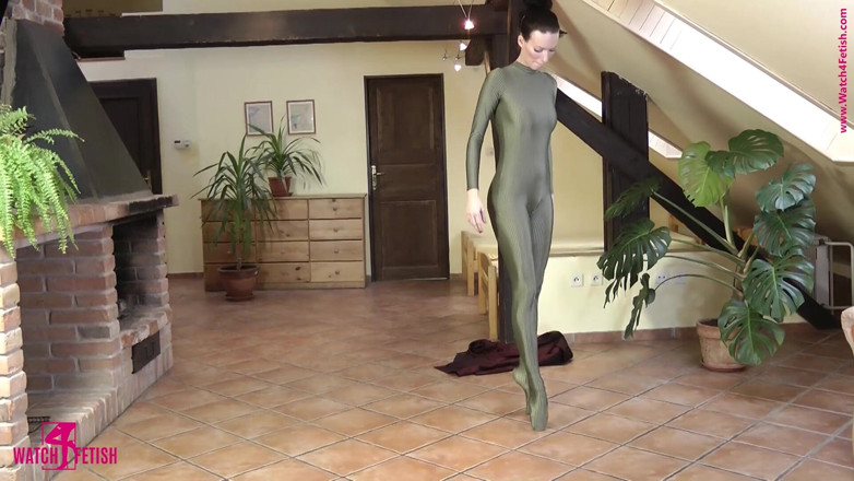 Watch4fetish: Ballet in a green catsuit