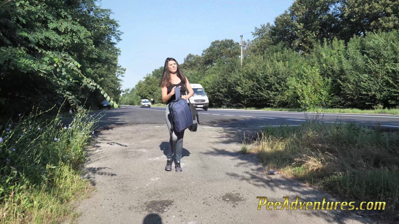 Pee Adventures: Elle attend son copain dans la rue avec sa vessie...