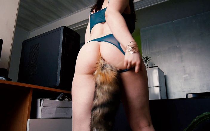 Madelaine Rousset: Foxtail cumshot - The tamed fox blowjob