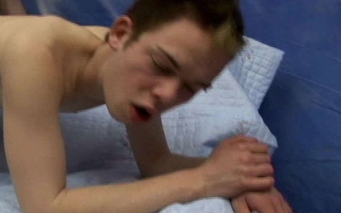 SEXUAL SIN GAY: Twinks sucio - 3_skinny escena twink se encuentra con su amigo mayor...