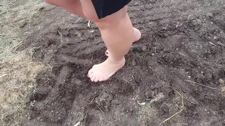 Yvette xtreme: Dirty barefoot walk with Yvette Costeau