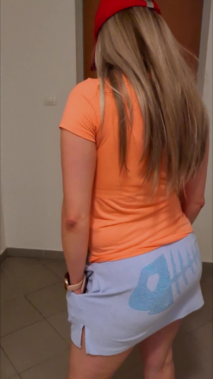 DedeDeville: Hermosa vecina en el ascensor Dada Deville