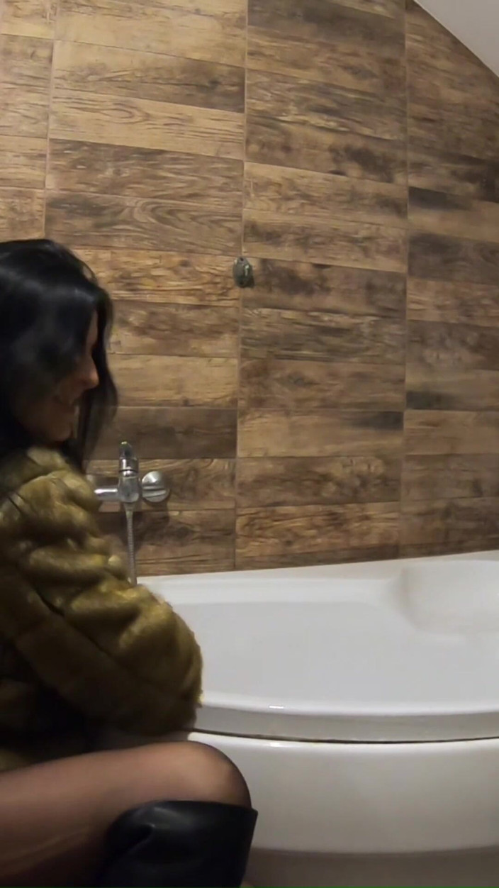 MilfyCalla: Můžu ti takhle vyčistit vanu?